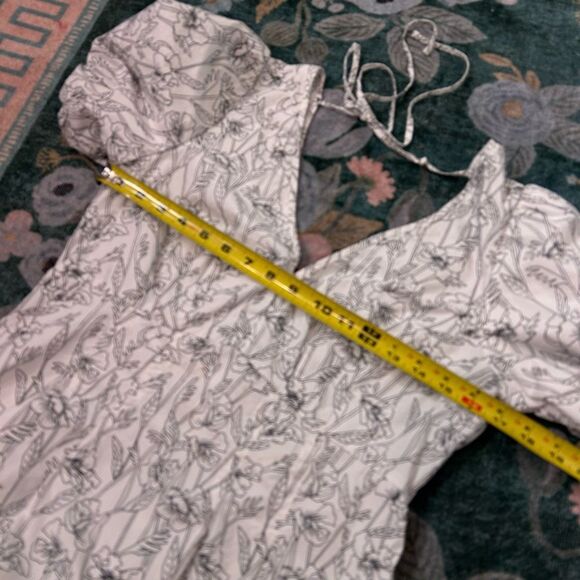 Club Monaco Mini Dress Size 6 White Black Line Floral Print Double V Puff Sleeve - Picture 14 of 16